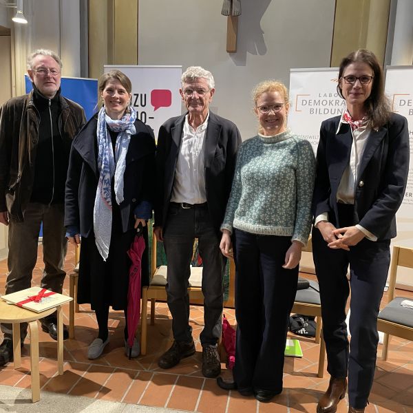 Am Gespräch teilgenommen haben (v.l.n.r): Dr. Winfried Helm, Dr. Linda von Keyserlingk-Rehbein, die Zeitzeugen Bernd Dämmrich und seine Tochter Dr. Ute Willersinn sowie Prof. Dr. Jessica Kreutz.
