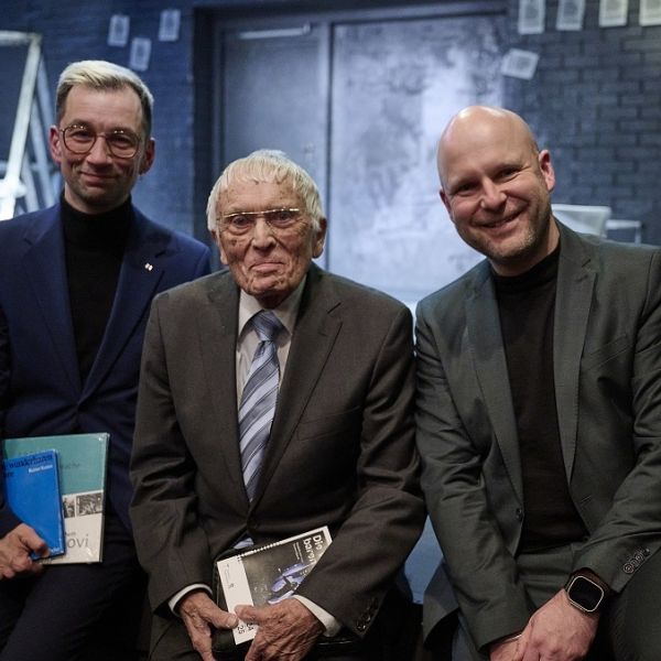 Schriftsteller Reiner Kunze (Mi.) mit Intendant Sebastian Ritschel (re.) und Dramaturg Ronny Scholz